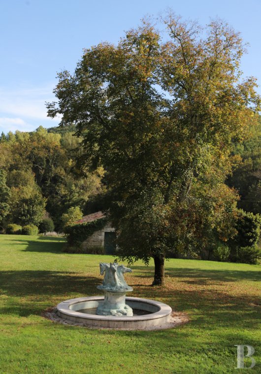 An 18th century chateau surrounded by trees and hills in the Lot valley - photo  n°3